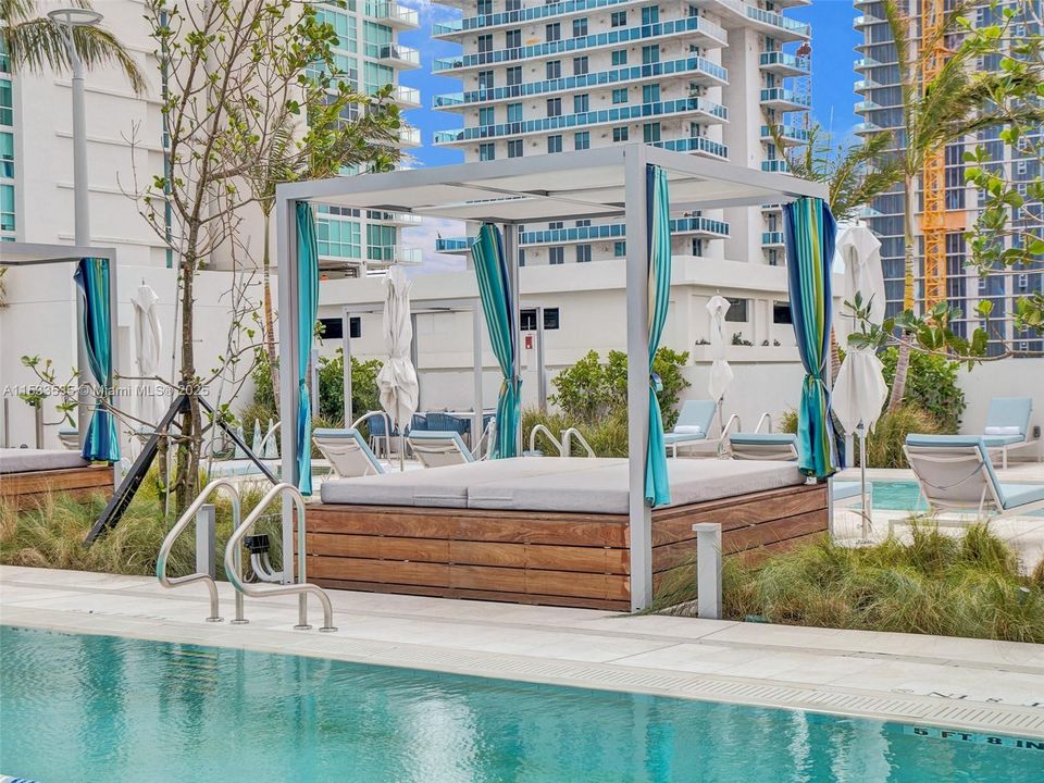 For Sale: $1,649,000 (2 beds, 2 baths, 955 Square Feet)