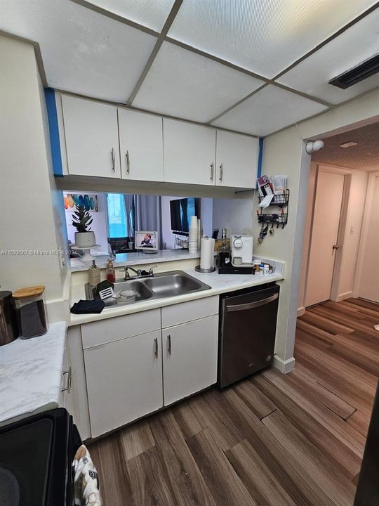 For Sale: $348,000 (1 beds, 1 baths, 593 Square Feet)
