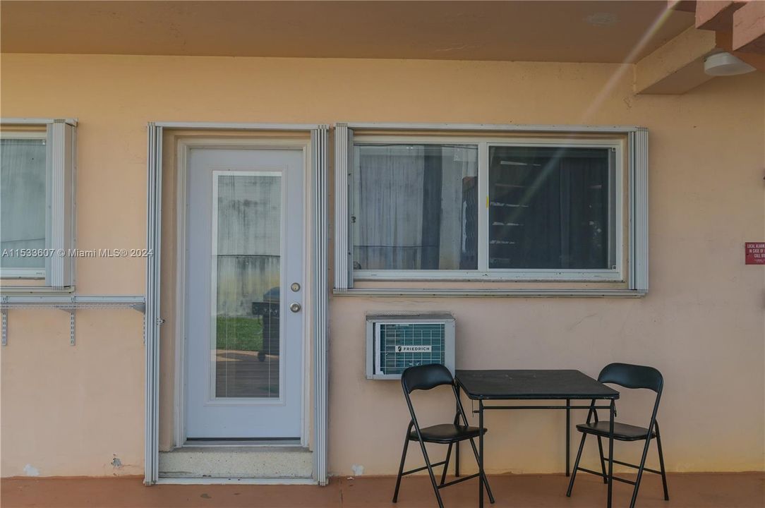 For Sale: $150,000 (2 beds, 1 baths, 848 Square Feet)