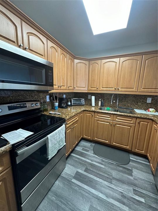 Active With Contract: $220,000 (1 beds, 1 baths, 870 Square Feet)