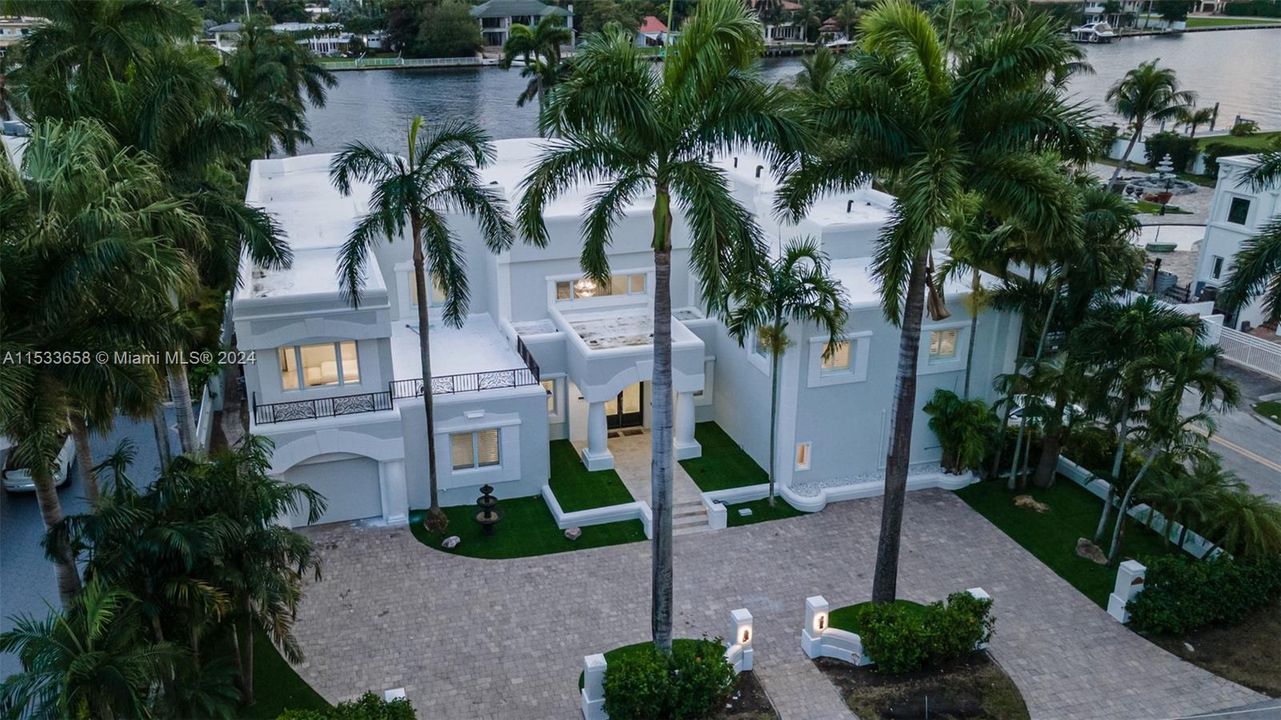 For Sale: $8,995,000 (8 beds, 6 baths, 6718 Square Feet)