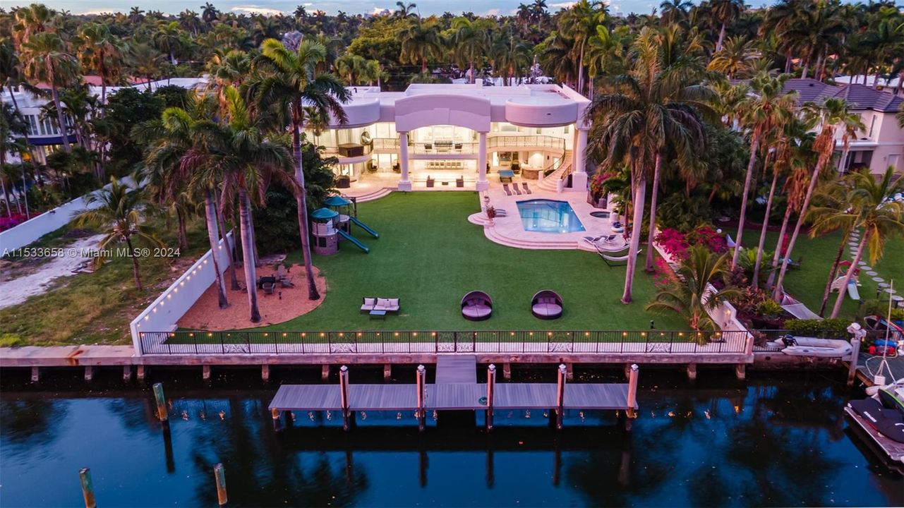 For Sale: $8,995,000 (8 beds, 6 baths, 6718 Square Feet)