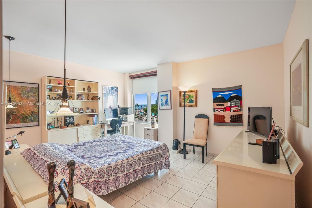 For Sale: $499,999 (1 beds, 1 baths, 1117 Square Feet)