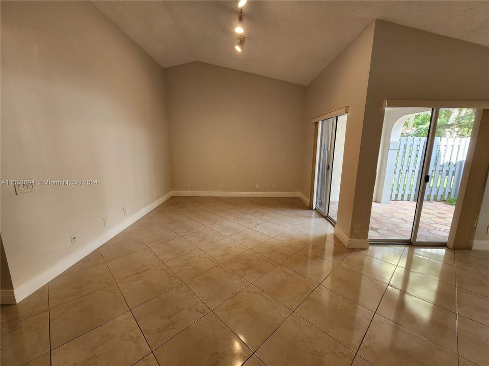 Recently Rented: $2,900 (3 beds, 2 baths, 1134 Square Feet)