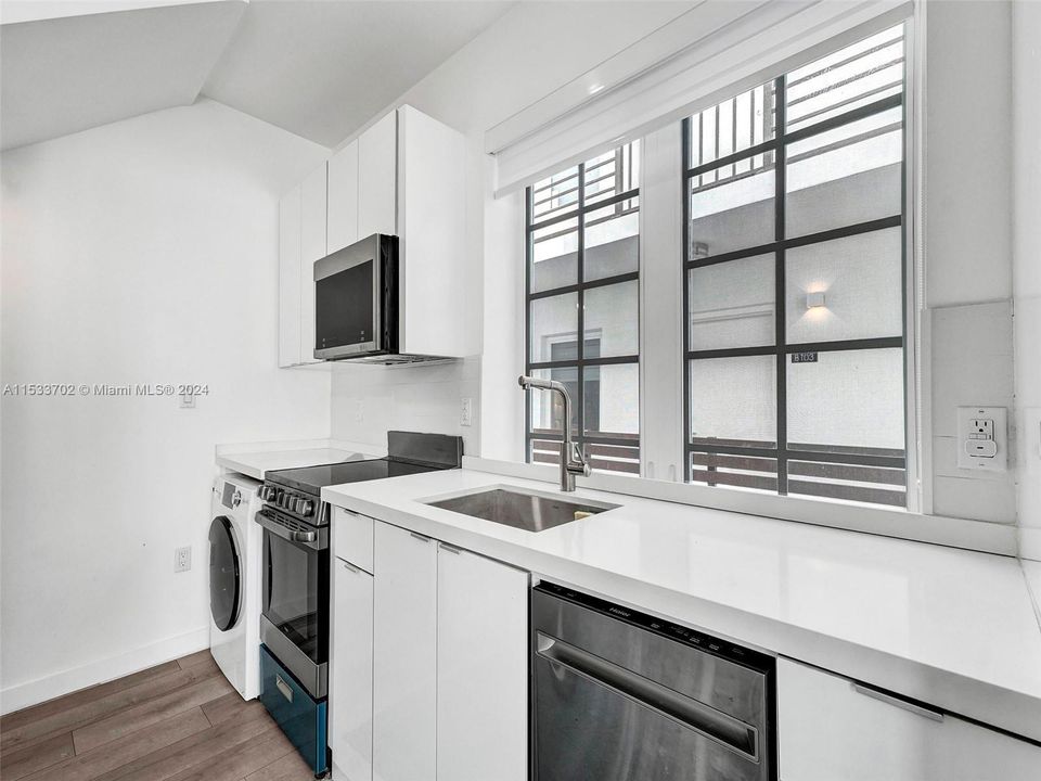 For Sale: $360,000 (1 beds, 1 baths, 528 Square Feet)