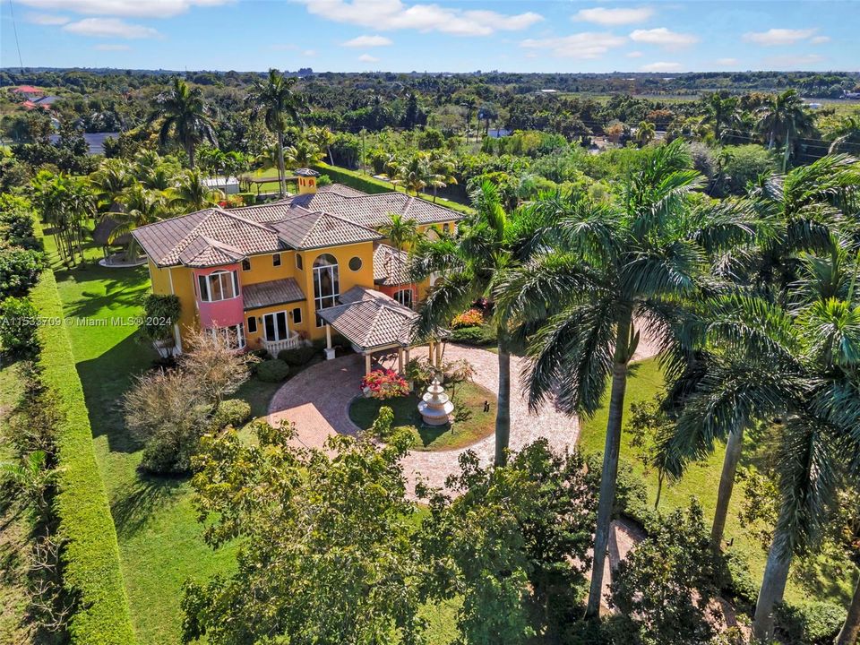 Recently Sold: $2,799,000 (6 beds, 6 baths, 5729 Square Feet)