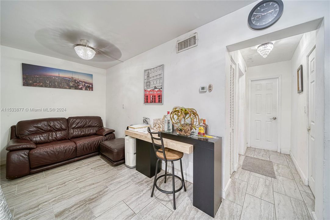 For Sale: $365,000 (1 beds, 1 baths, 590 Square Feet)