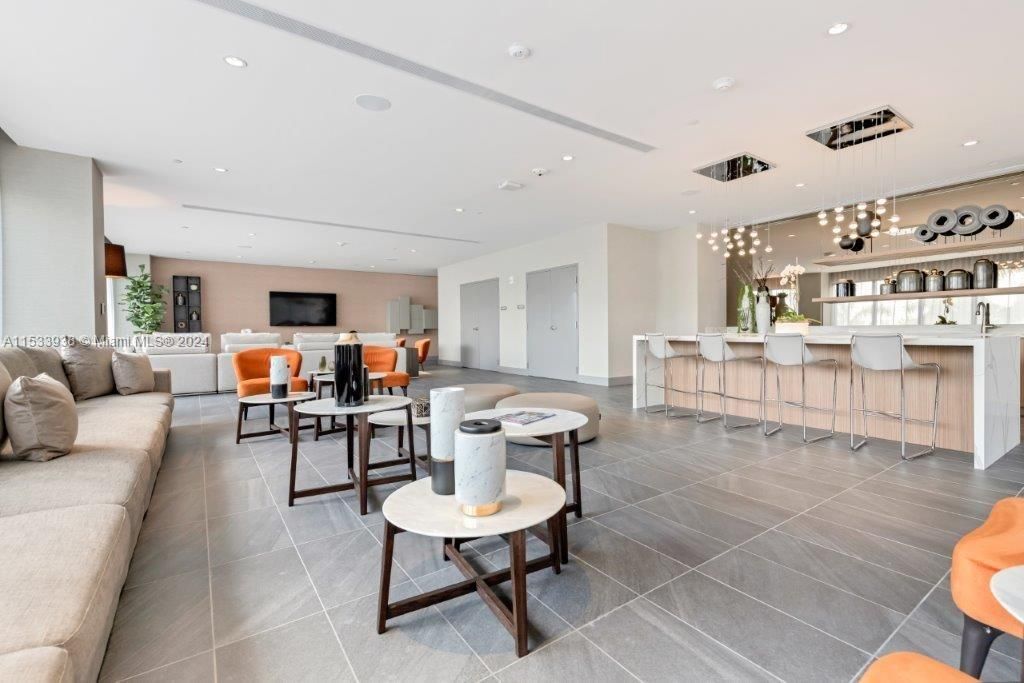 For Sale: $595,000 (2 beds, 2 baths, 1016 Square Feet)