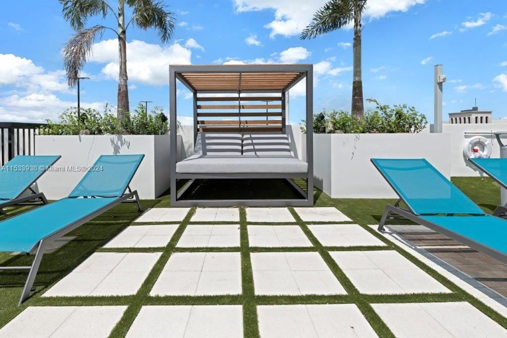 For Sale: $595,000 (2 beds, 2 baths, 1016 Square Feet)