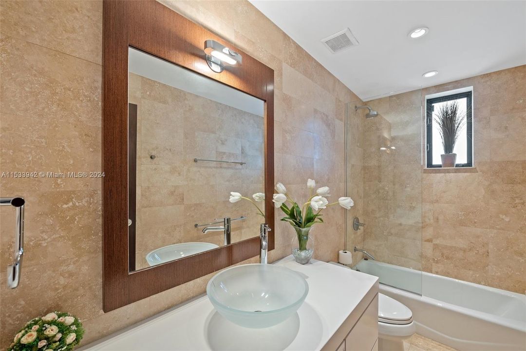 最近售出: $2,750,000 (4 贝兹, 3 浴室, 2092 平方英尺)