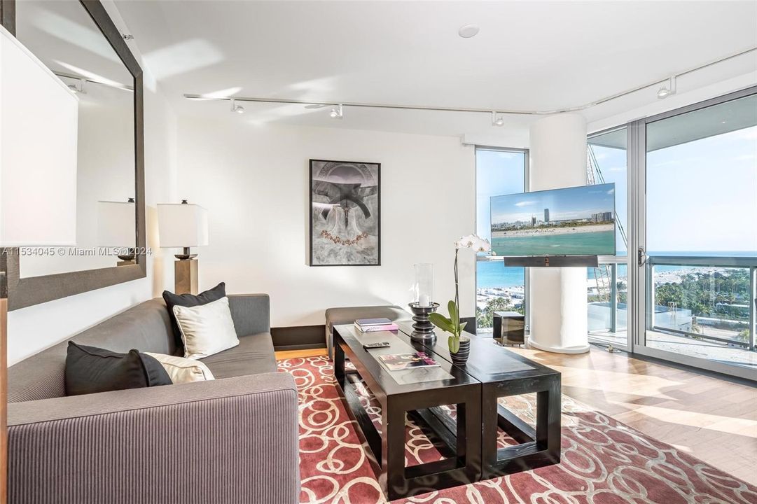 For Sale: $2,800,000 (2 beds, 2 baths, 1162 Square Feet)