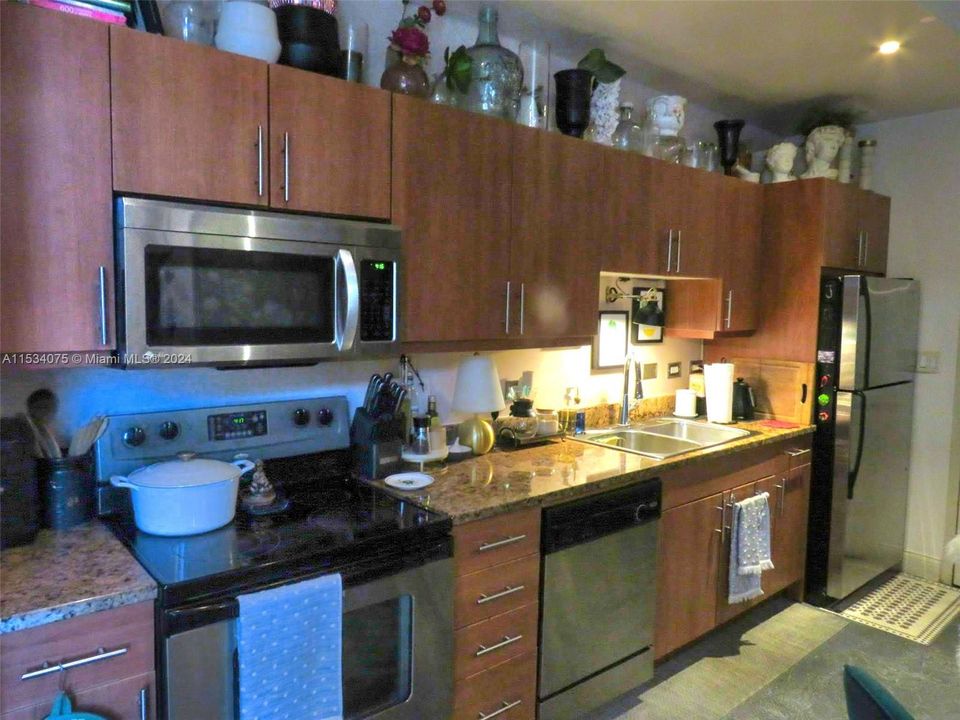 For Sale: $280,000 (1 beds, 1 baths, 553 Square Feet)