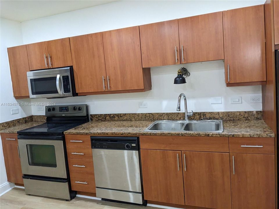 For Sale: $280,000 (1 beds, 1 baths, 553 Square Feet)
