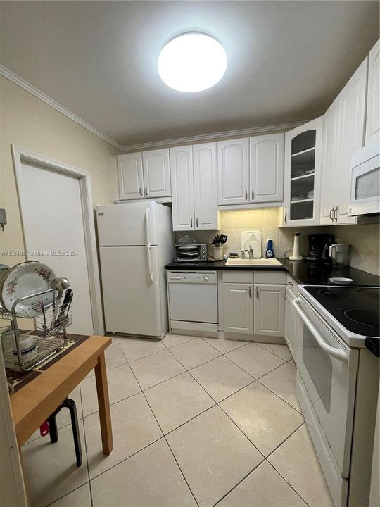 For Sale: $254,900 (1 beds, 1 baths, 646 Square Feet)