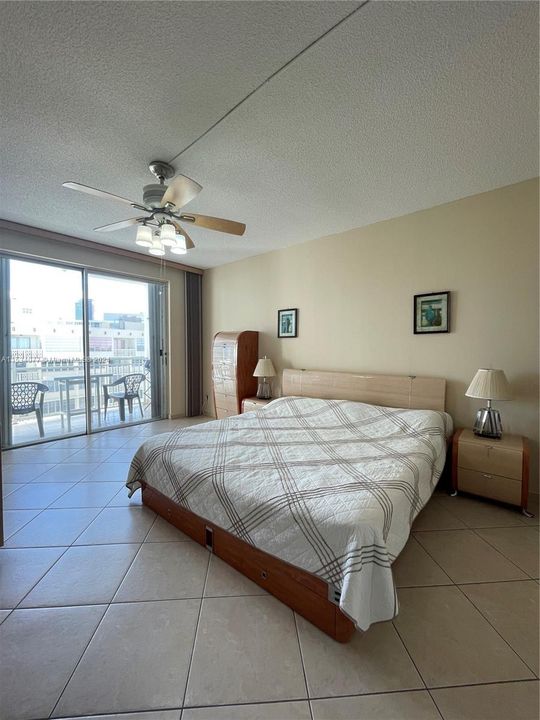 For Sale: $254,900 (1 beds, 1 baths, 646 Square Feet)