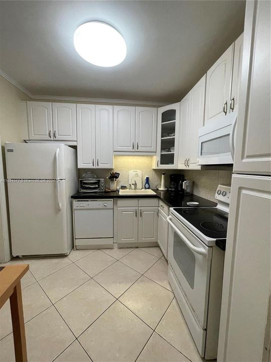 For Sale: $249,900 (1 beds, 1 baths, 646 Square Feet)