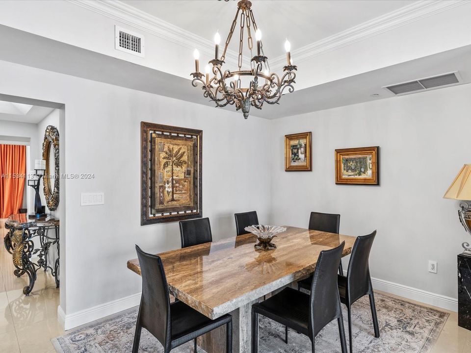 Activo con contrato: $18,000 (3 camas, 3 baños, 2214 Pies cuadrados)