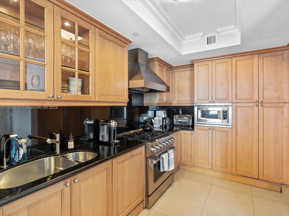 Activo con contrato: $18,000 (3 camas, 3 baños, 2214 Pies cuadrados)