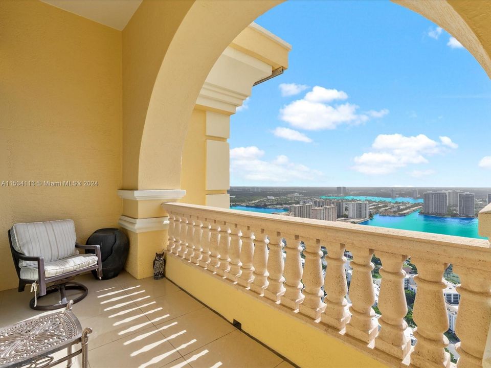 Activo con contrato: $18,000 (3 camas, 3 baños, 2214 Pies cuadrados)