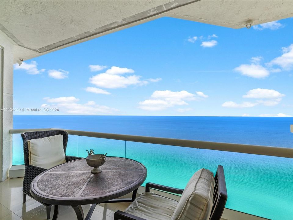 Activo con contrato: $18,000 (3 camas, 3 baños, 2214 Pies cuadrados)