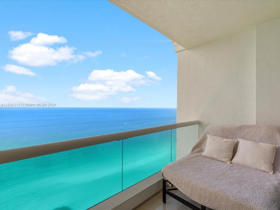 Activo con contrato: $18,000 (3 camas, 3 baños, 2214 Pies cuadrados)