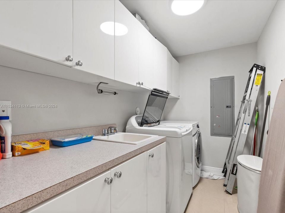 Activo con contrato: $18,000 (3 camas, 3 baños, 2214 Pies cuadrados)