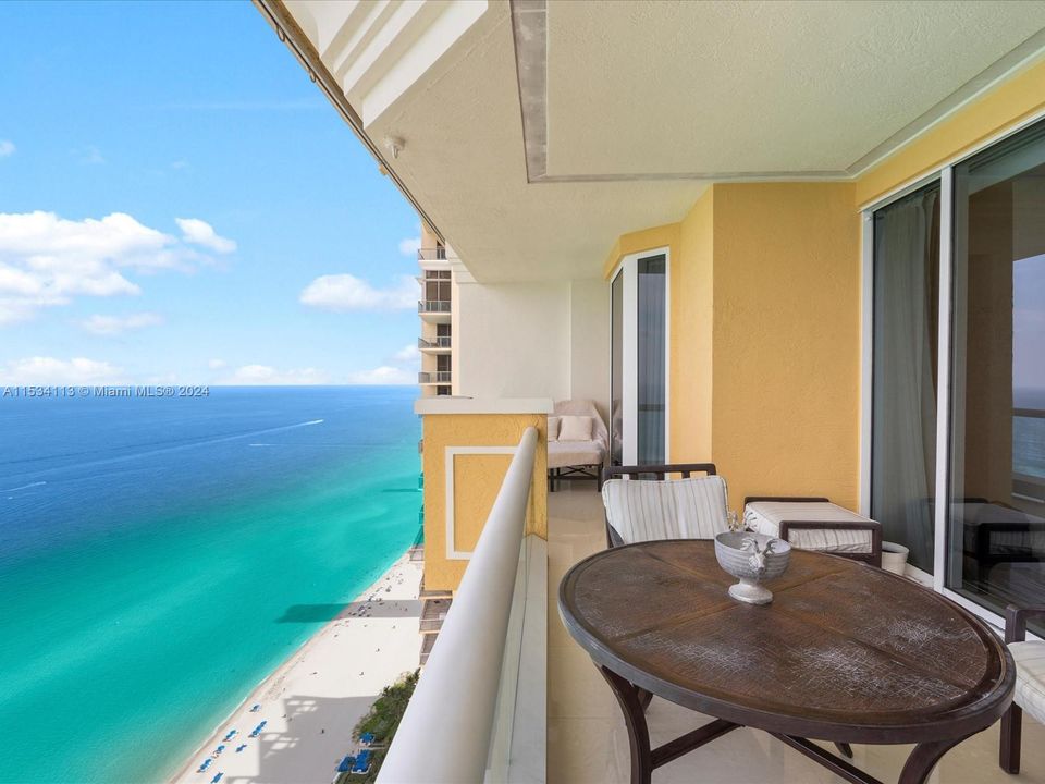 Activo con contrato: $18,000 (3 camas, 3 baños, 2214 Pies cuadrados)