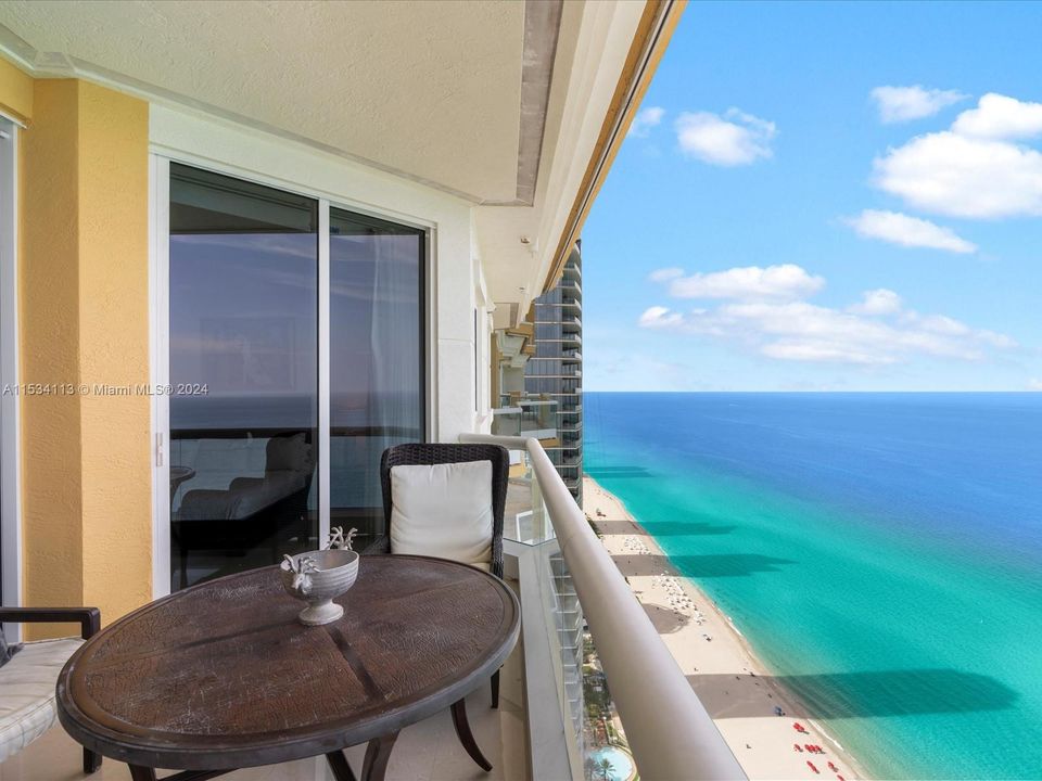 Activo con contrato: $18,000 (3 camas, 3 baños, 2214 Pies cuadrados)