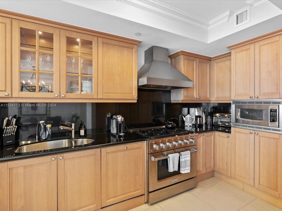 Activo con contrato: $18,000 (3 camas, 3 baños, 2214 Pies cuadrados)