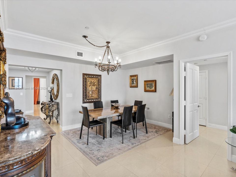 Activo con contrato: $18,000 (3 camas, 3 baños, 2214 Pies cuadrados)