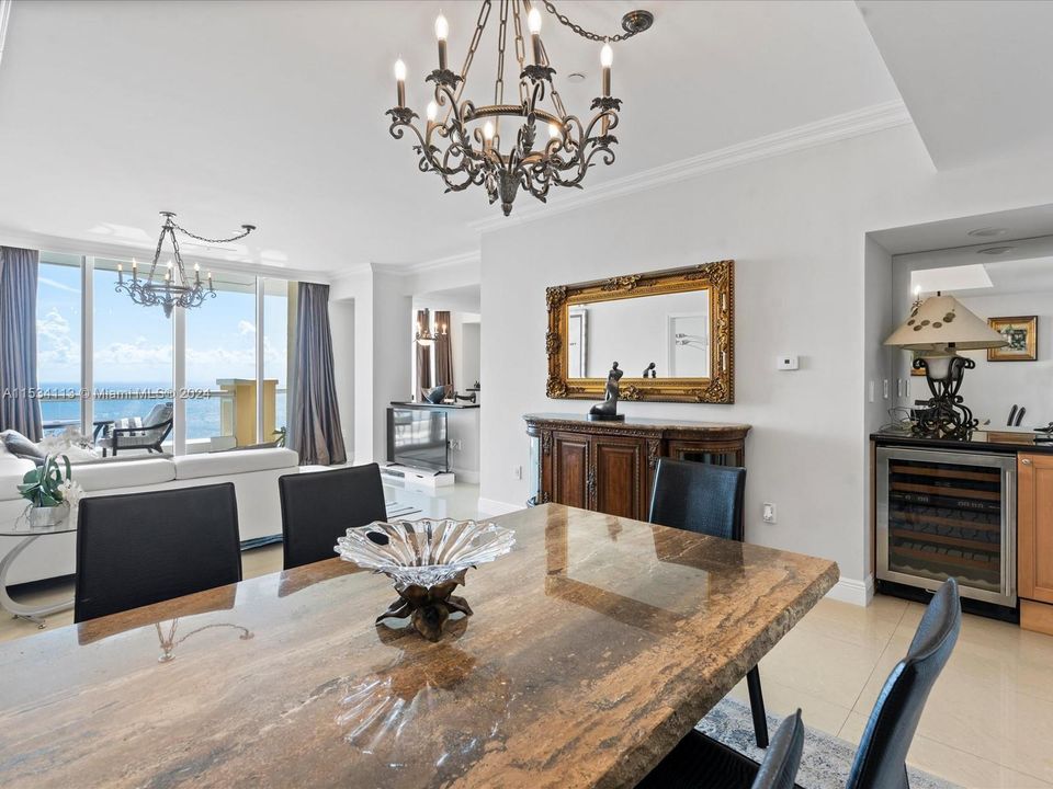 Activo con contrato: $18,000 (3 camas, 3 baños, 2214 Pies cuadrados)