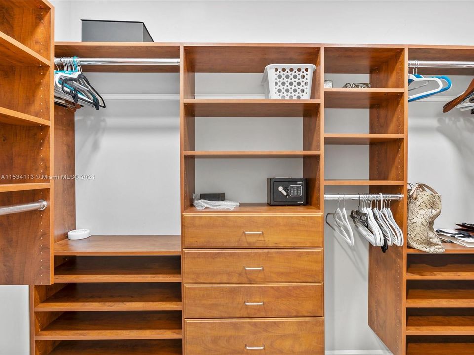 Activo con contrato: $18,000 (3 camas, 3 baños, 2214 Pies cuadrados)