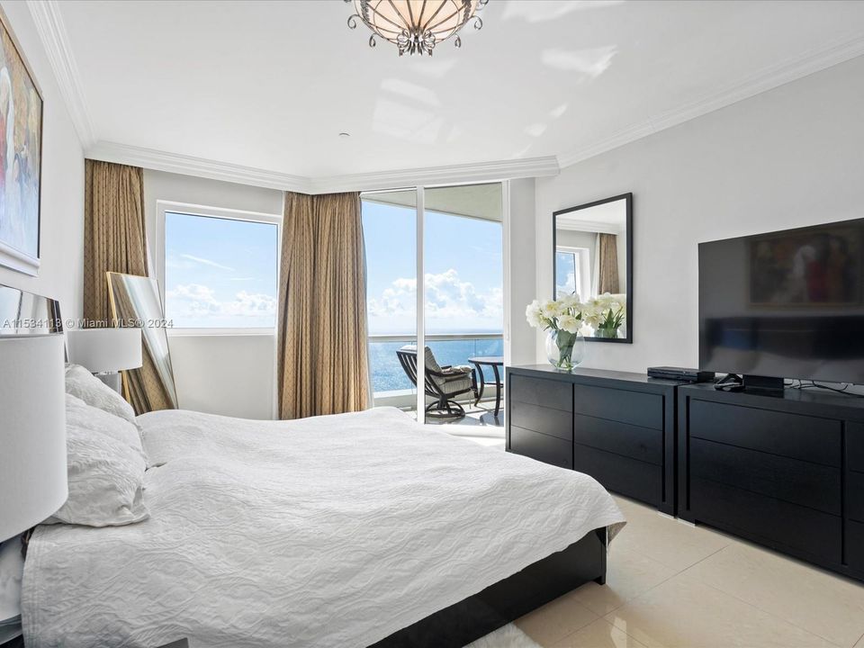 Activo con contrato: $18,000 (3 camas, 3 baños, 2214 Pies cuadrados)