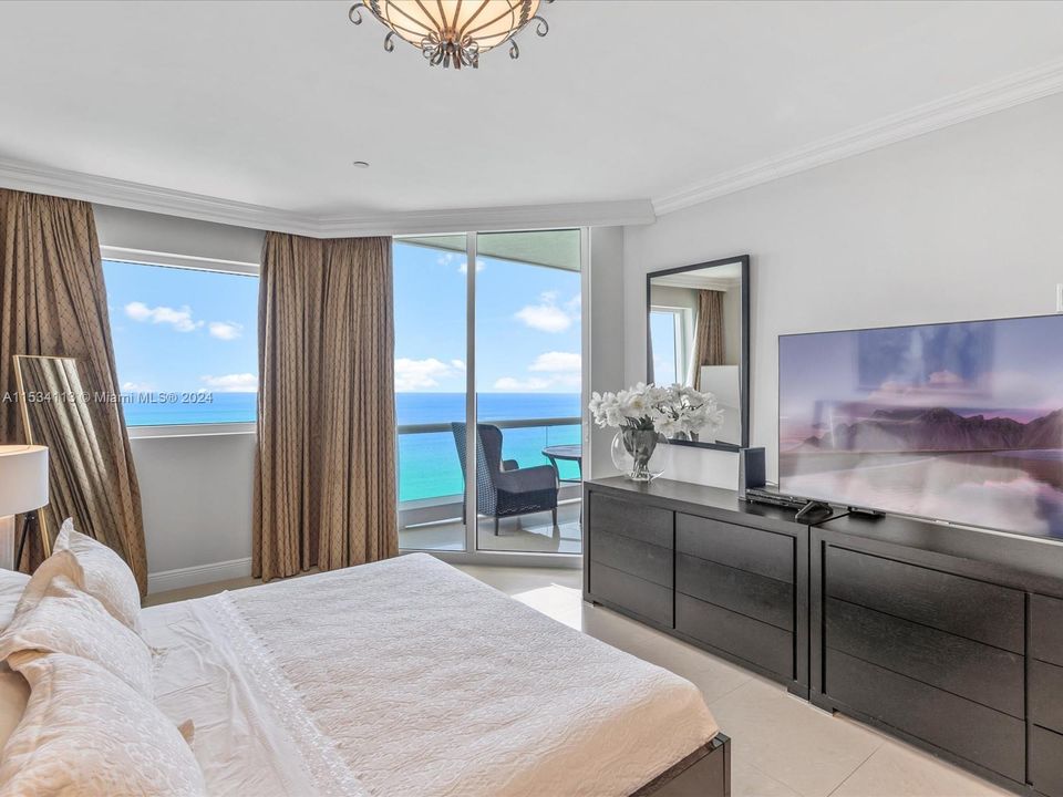 Activo con contrato: $18,000 (3 camas, 3 baños, 2214 Pies cuadrados)