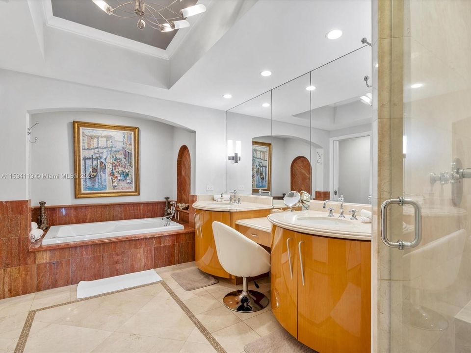 Activo con contrato: $18,000 (3 camas, 3 baños, 2214 Pies cuadrados)