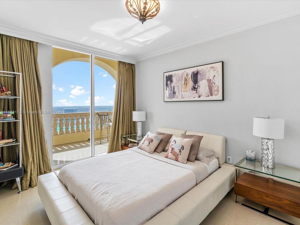 Activo con contrato: $18,000 (3 camas, 3 baños, 2214 Pies cuadrados)