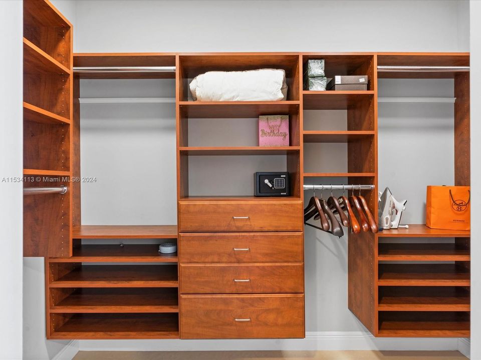 Activo con contrato: $18,000 (3 camas, 3 baños, 2214 Pies cuadrados)