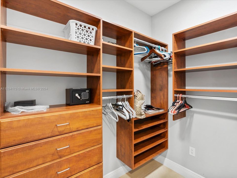 Activo con contrato: $18,000 (3 camas, 3 baños, 2214 Pies cuadrados)