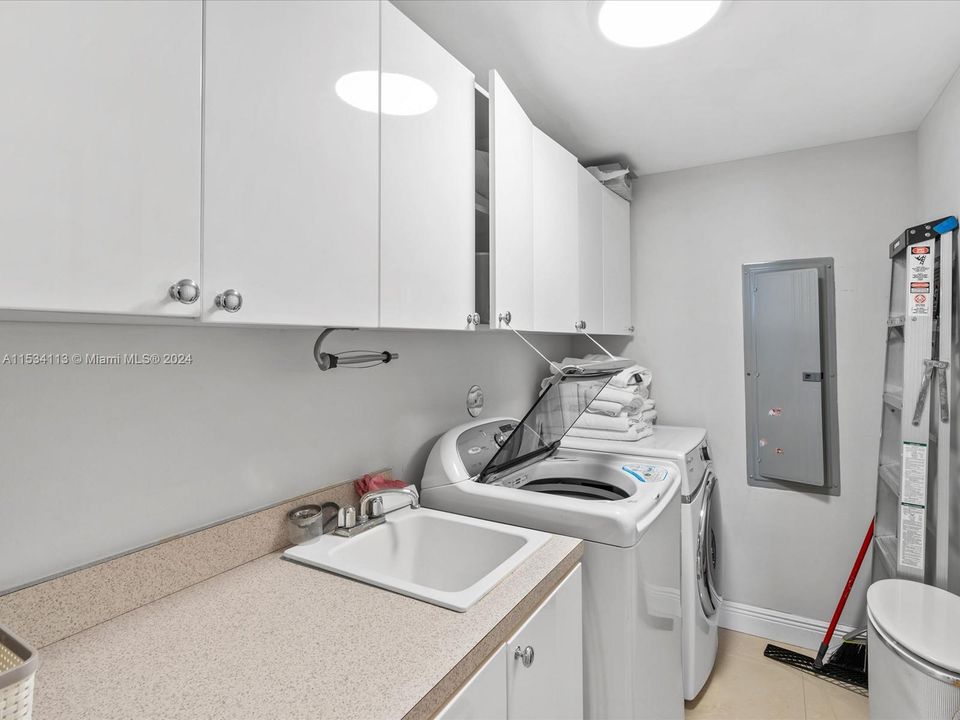 Activo con contrato: $18,000 (3 camas, 3 baños, 2214 Pies cuadrados)