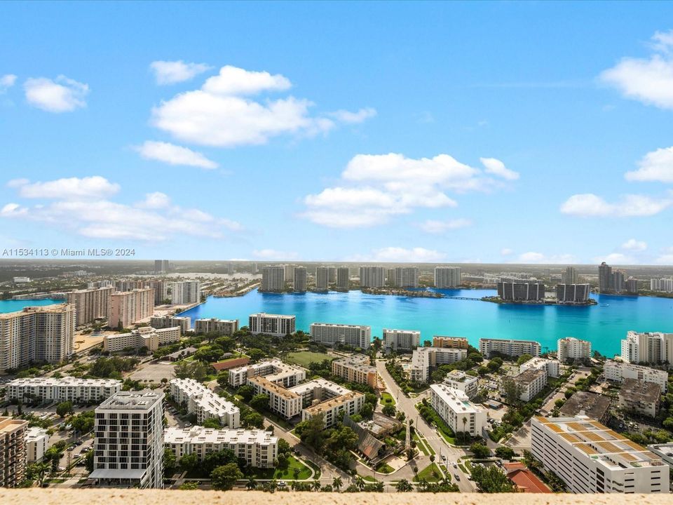 Activo con contrato: $18,000 (3 camas, 3 baños, 2214 Pies cuadrados)