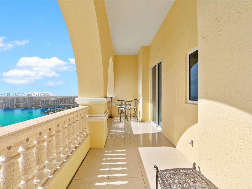 Activo con contrato: $18,000 (3 camas, 3 baños, 2214 Pies cuadrados)