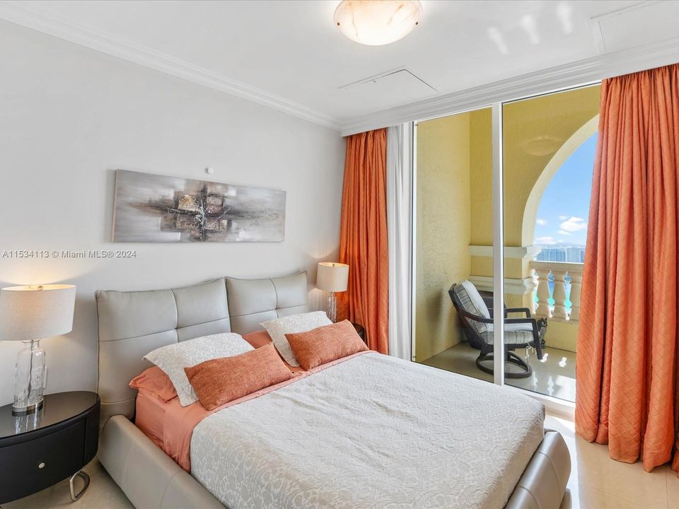 Activo con contrato: $18,000 (3 camas, 3 baños, 2214 Pies cuadrados)