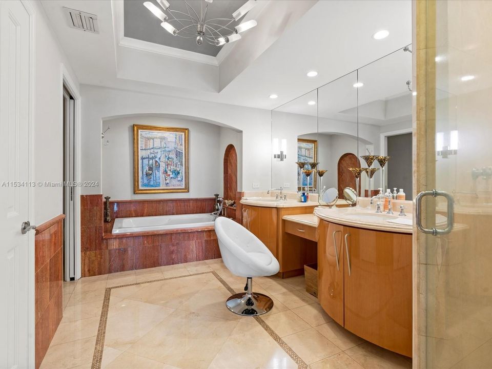 Activo con contrato: $18,000 (3 camas, 3 baños, 2214 Pies cuadrados)