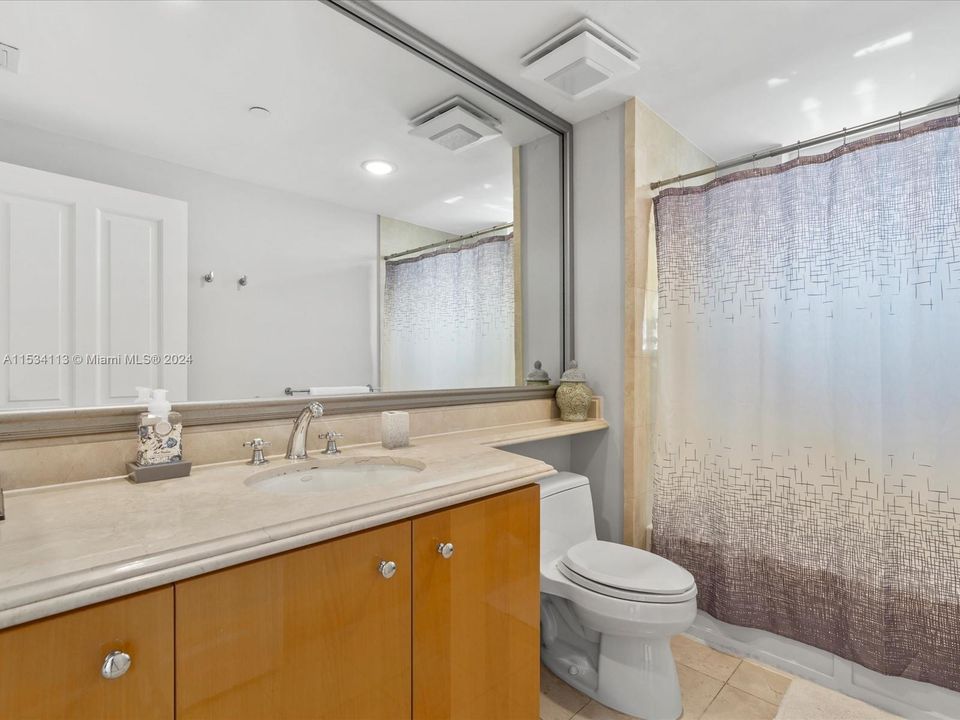 Activo con contrato: $18,000 (3 camas, 3 baños, 2214 Pies cuadrados)