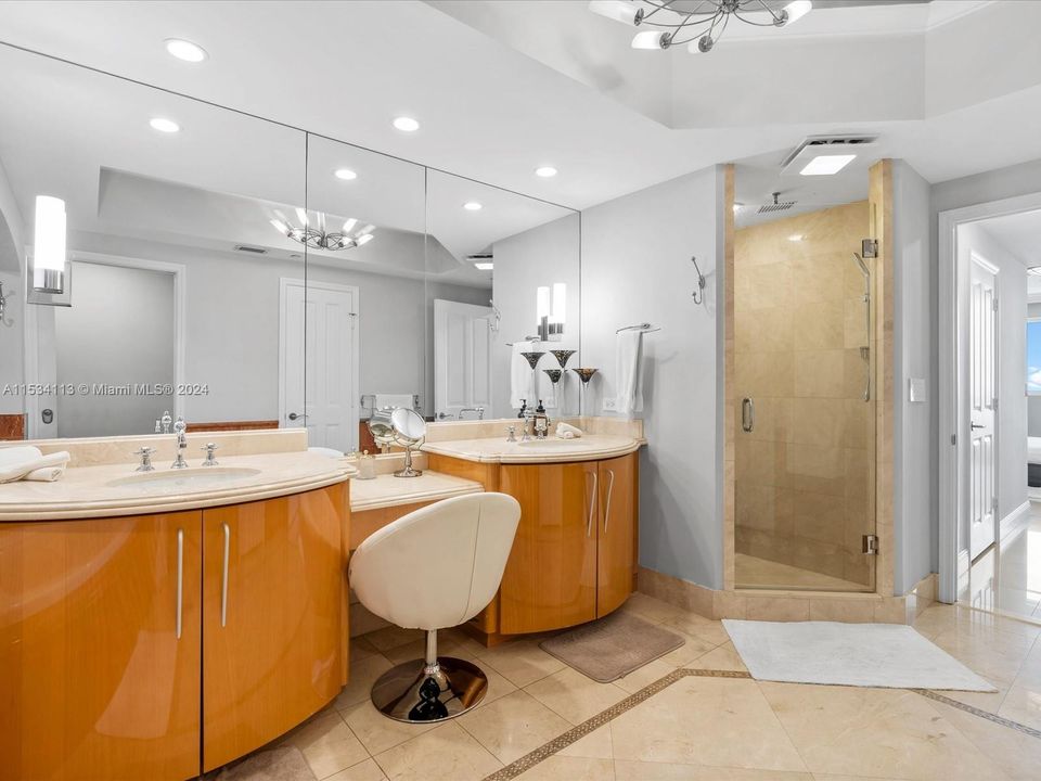 Activo con contrato: $18,000 (3 camas, 3 baños, 2214 Pies cuadrados)