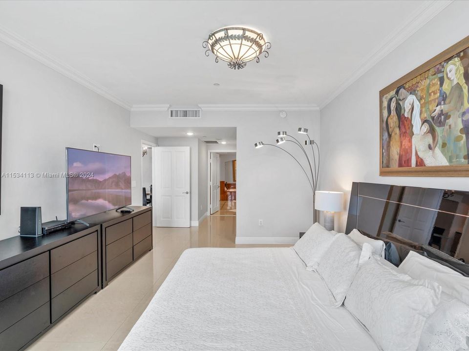 Activo con contrato: $18,000 (3 camas, 3 baños, 2214 Pies cuadrados)