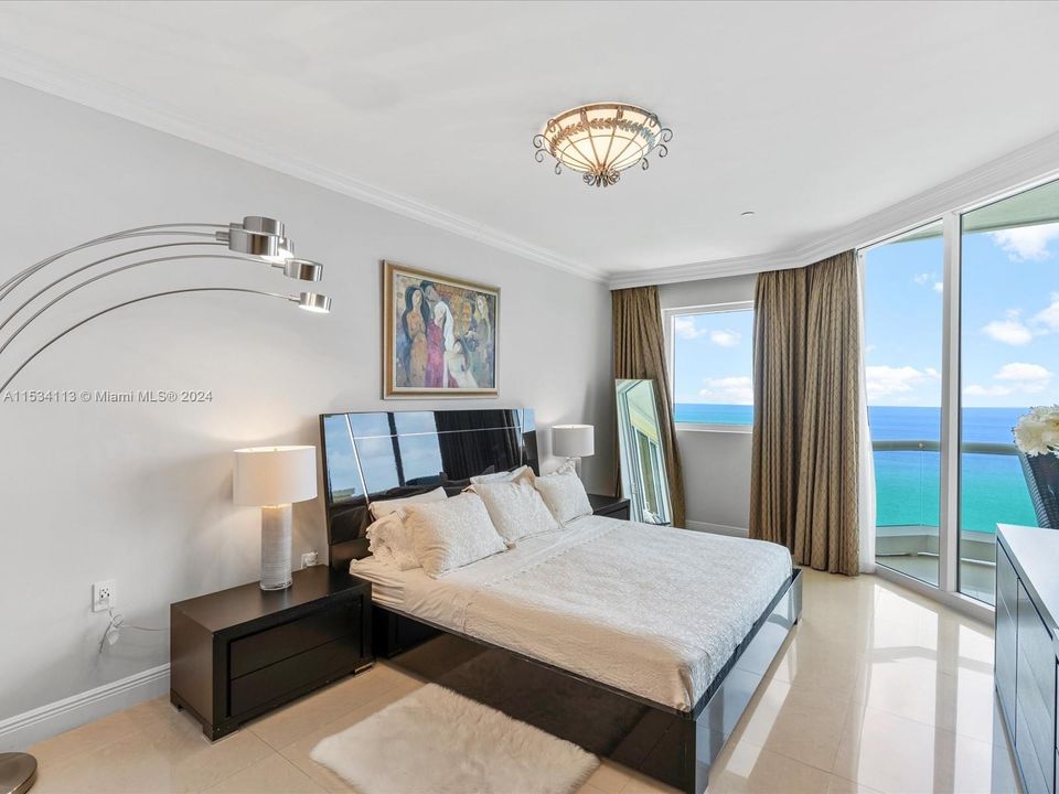 Activo con contrato: $18,000 (3 camas, 3 baños, 2214 Pies cuadrados)