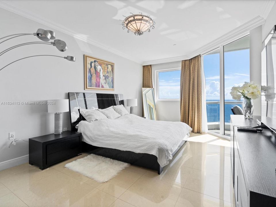 Activo con contrato: $18,000 (3 camas, 3 baños, 2214 Pies cuadrados)