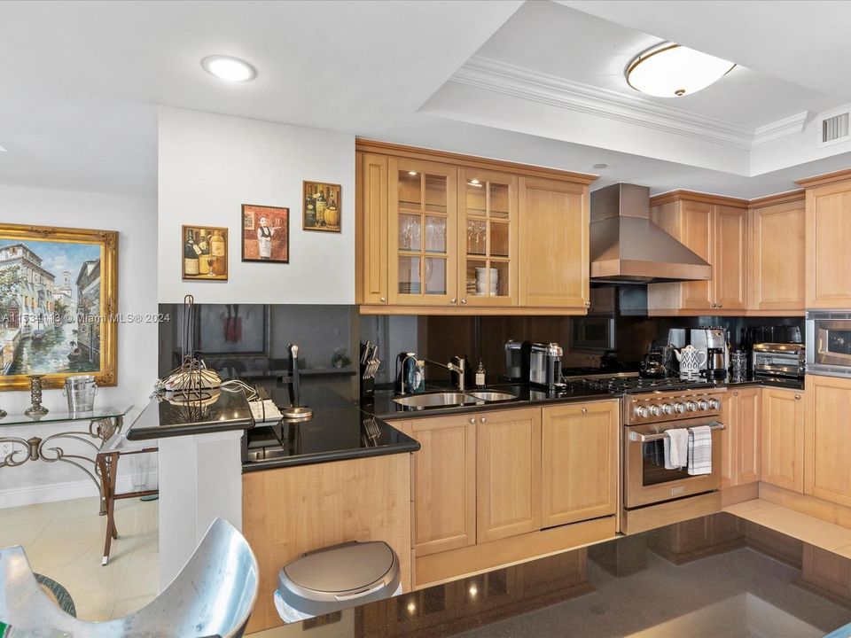 Activo con contrato: $18,000 (3 camas, 3 baños, 2214 Pies cuadrados)