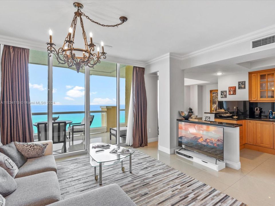 Activo con contrato: $18,000 (3 camas, 3 baños, 2214 Pies cuadrados)